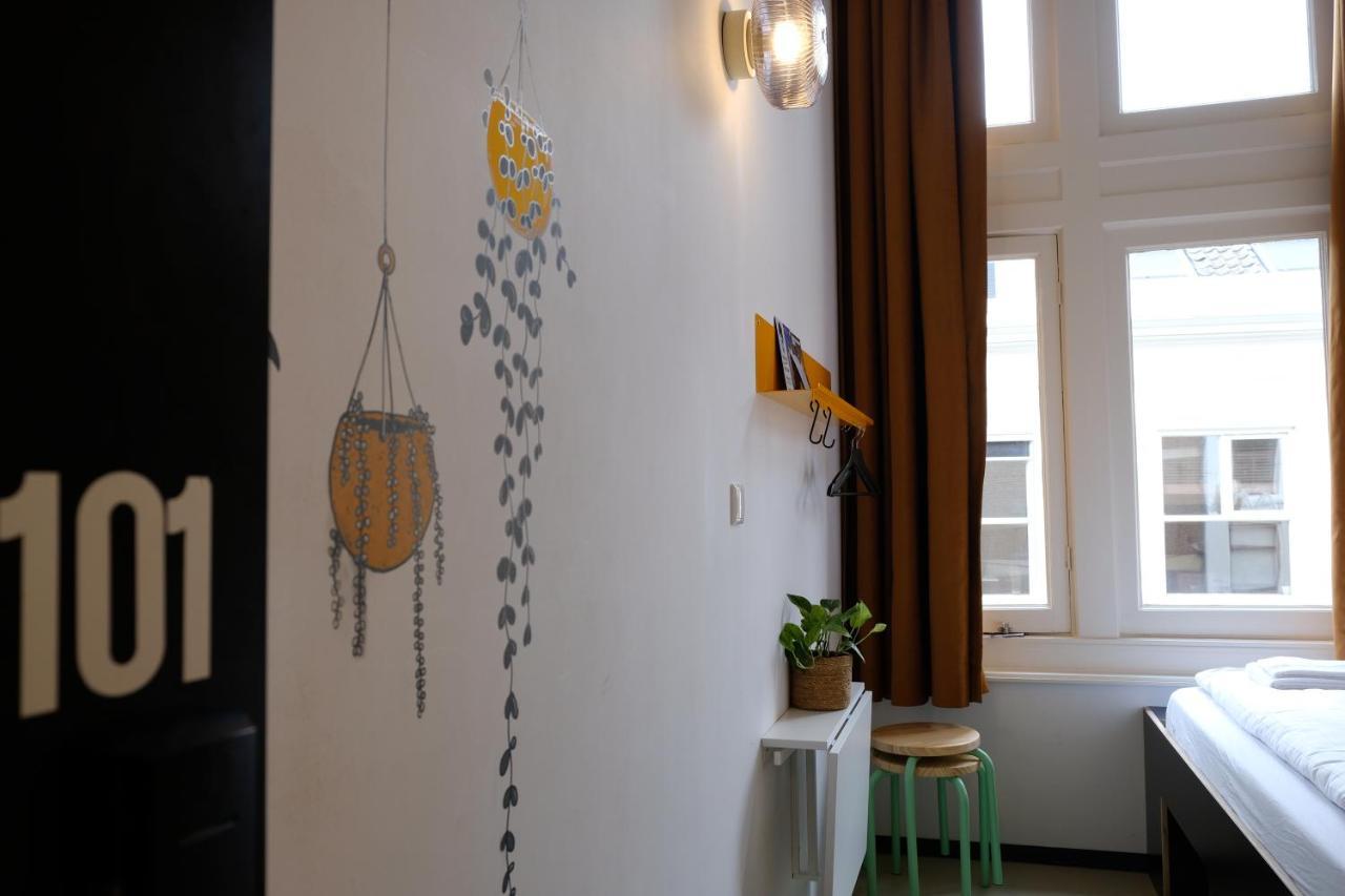 & Bar De Basis Hostel