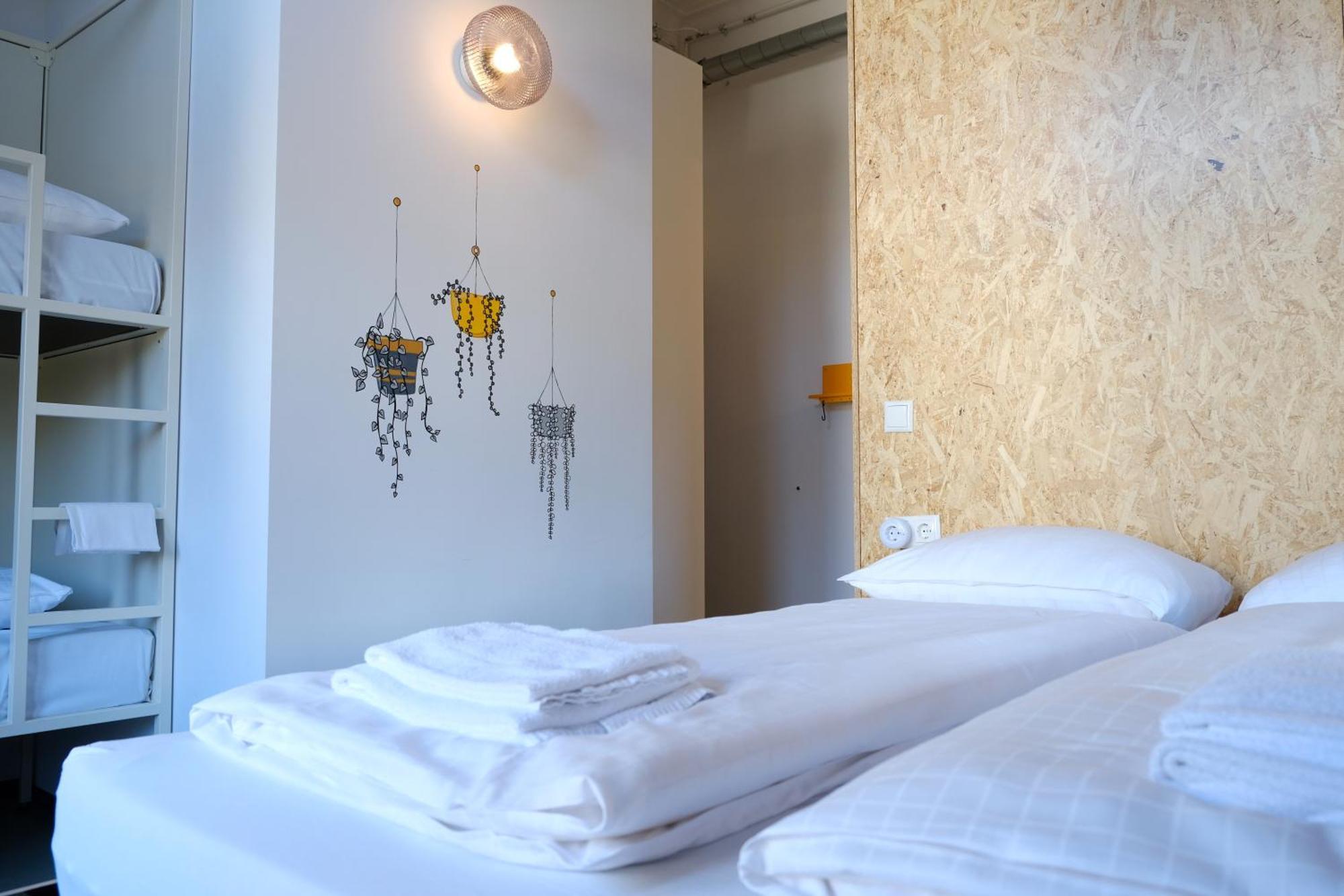 & Bar De Basis Hostel *